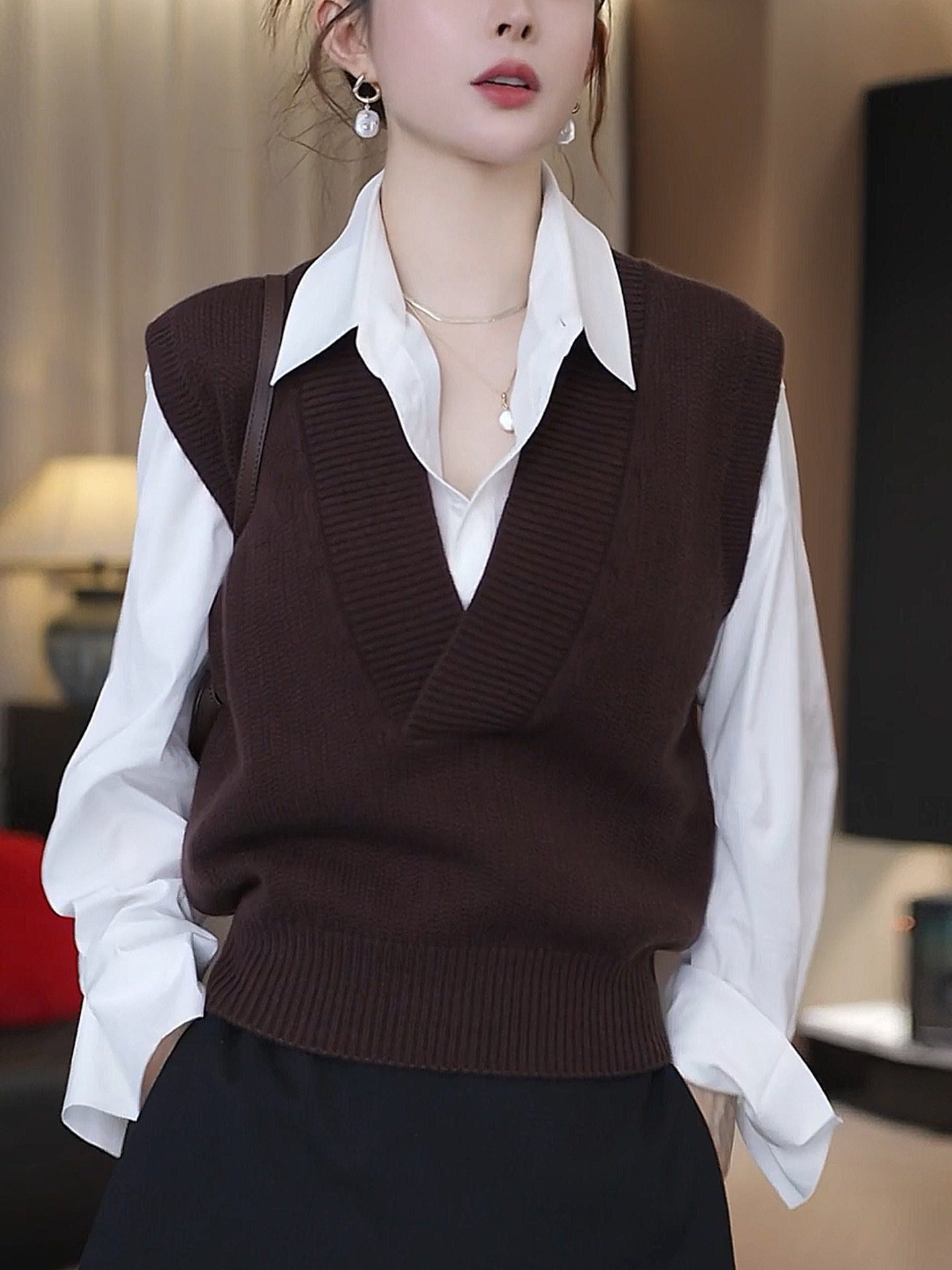 美拉德咖色V领针织马甲背心女2025秋冬覆古配衬衫叠穿坎肩马夹
