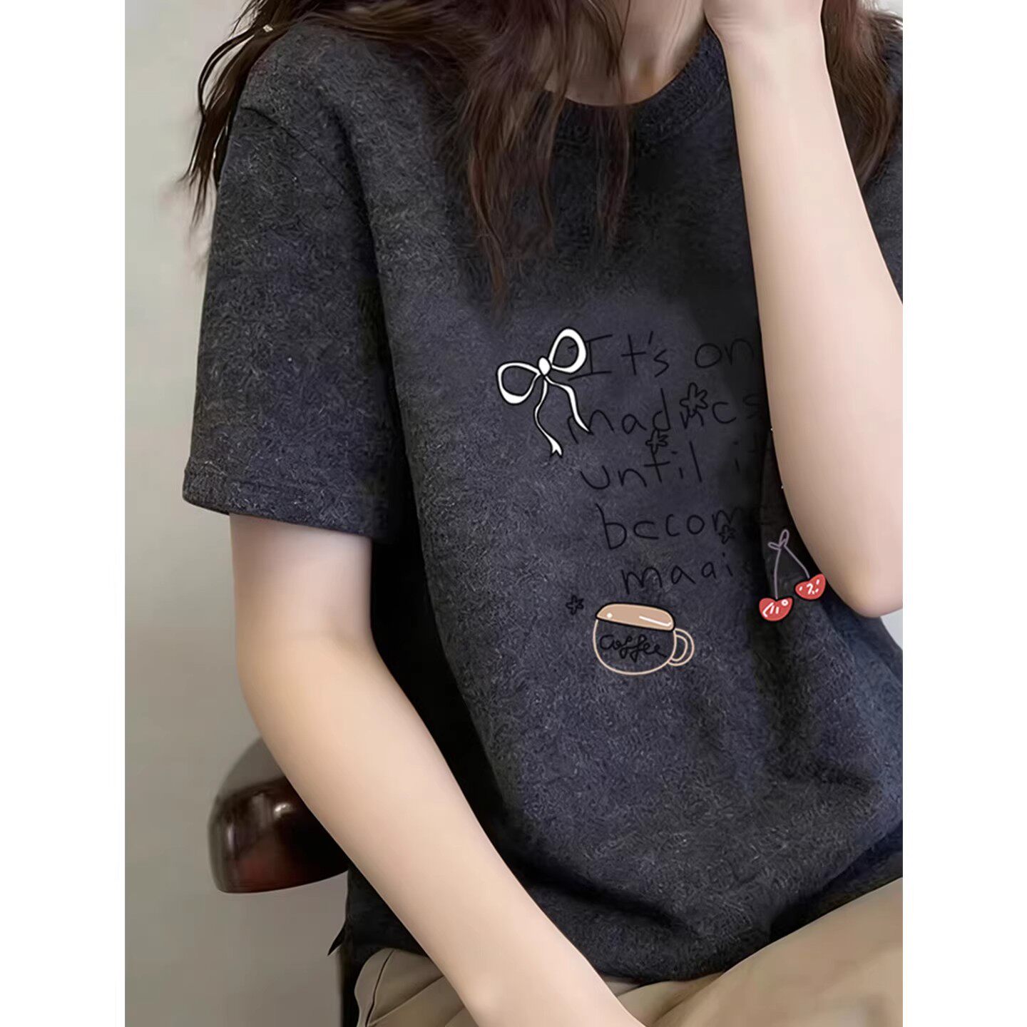 欧货深灰色正肩短袖T恤女2026新款夏季爆款时髦印花小衫纯棉上衣