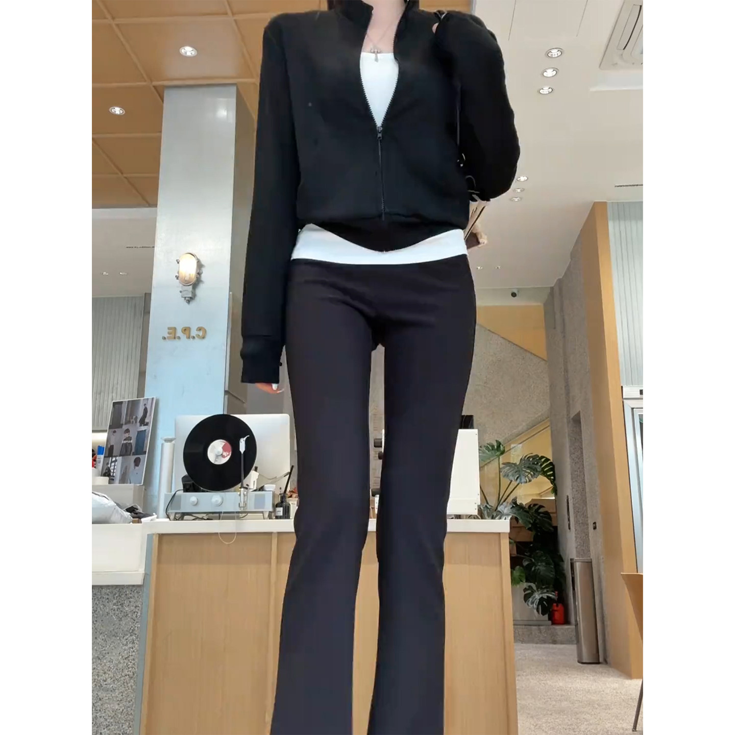 梨型身材黑色微喇裤女春季新款马蹄裤弹力修身高腰显瘦西装喇叭裤