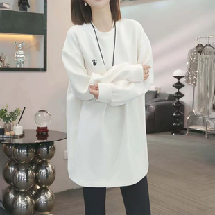 白色内搭打底衫女秋冬宽松中长款遮屁股长袖T恤搭配鲨鱼裤的上衣