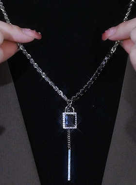黑色水晶锁吊坠项链2025年新款潮气质轻奢高级感锆石毛衣链饰品女