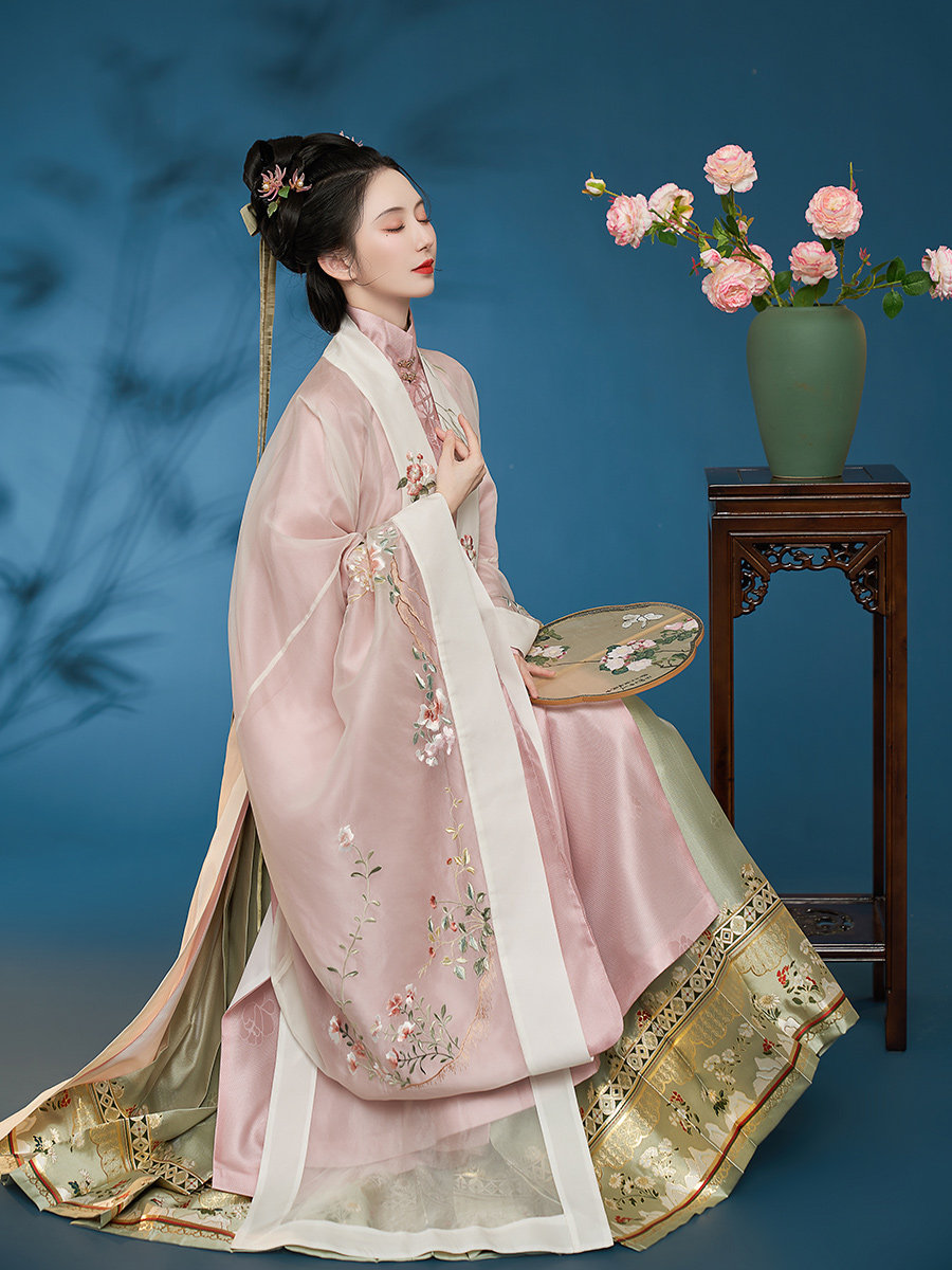 钟灵记行香子:氅衣竖领大襟衫仿苏绣大袖一片式马面汉服女2021冬