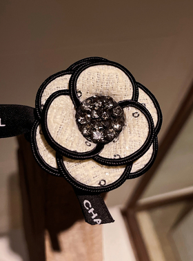 杨杨babytime 穿搭缪斯 一流质感 香奶奶山茶花发圈绳粗花呢度假