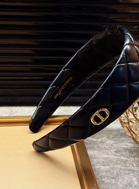 FABULOUS TIME 香香风 黑色菱格纹仿小羊皮发箍猪鼻子高颅顶千金