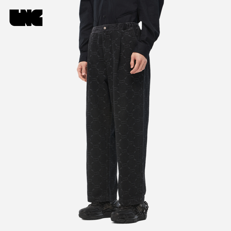 潮流宽松廓形，黑色百搭，后腿LOGO印花