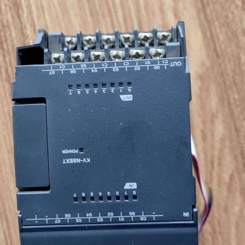 议价：i/o模块。型号kv-N8EXT。缺接线柱盖子。议价商