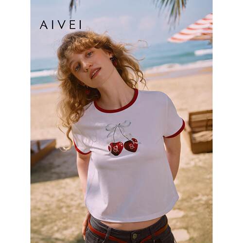 AIVEI欣贺艾薇2026早秋减龄甜美樱桃印花撞色正肩短袖T恤XSV5T04C
