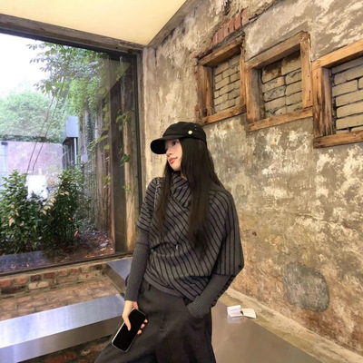 条纹不规则蝙蝠袖针织衫