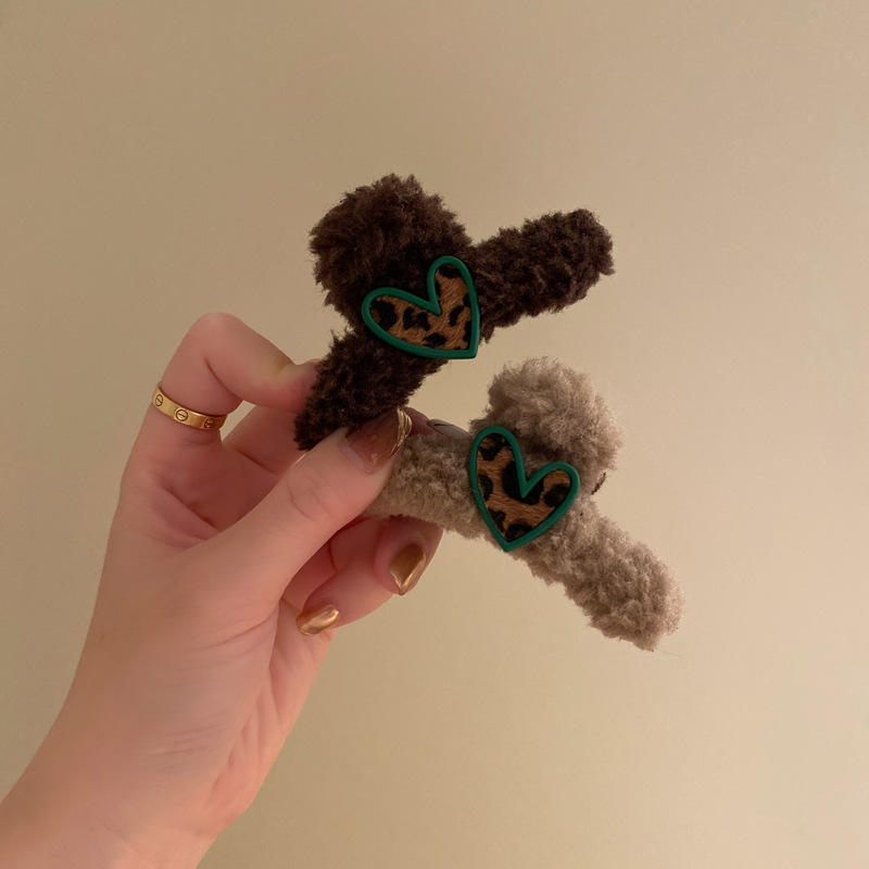 韩国高端毛绒爱心小抓夹马尾后脑勺夹子发卡抓夹小号发夹鲨鱼