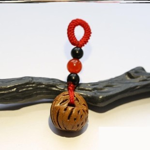 桃核钥匙挂件野生山桃核桃篮针箍汽车钥匙扣挂件纯手工打磨雕刻