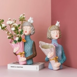 Северная творческая рука держала жидкую гостиную девушек сухой цветок обменушированные украшения легкие роскошные домашние крыльца Движение дня рождения