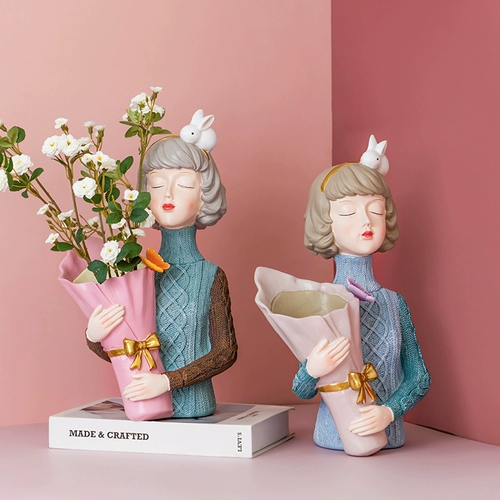 Северная творческая рука держала жидкую гостиную девушек сухой цветок обменушированные украшения легкие роскошные домашние крыльца Движение дня рождения