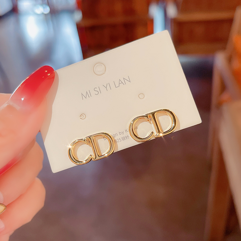 CD字母耳钉小众设计感高级耳环女