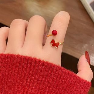 新年小马红色开口戒指女2026新款爆款小众设计食指环轻奢高级感
