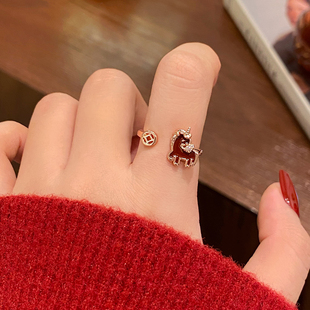 新年小马红色开口戒指女2026新款爆款小众设计食指环轻奢高级感