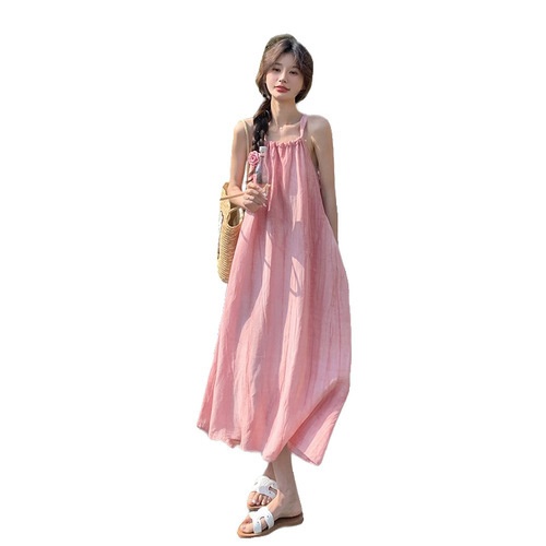 夏安若粉色吊带连衣裙女2024夏季新款宽松慵懒风海边度假风露背