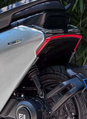 适用适用2025春风ZEEHO极核AE7PRO 改装配件加长后扶手货架后尾架