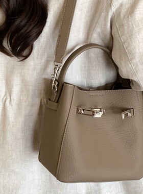 南风Chio2nd 戴妃暖咖水桶包包女2025新款高级通勤手提单肩斜挎包