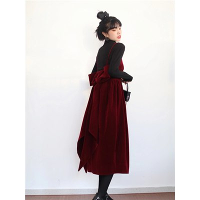 酒红色丝绒蝴蝶结吊带连衣裙