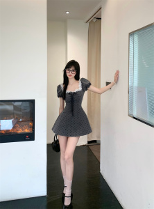 越韩小鱼 Miu系爱豆 高干文女主灰色波点植绒小A摆收腰连衣裙