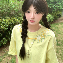 国潮牌复古刺绣花卉奶黄色短袖t恤女夏2025新款半袖减龄独特上衣