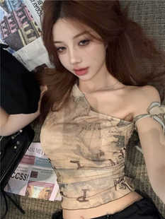 美式 上衣 涂鴉印花辣妹斜露肩吊帶背心女夏設(shè)計(jì)性感飄帶不規(guī)則短款