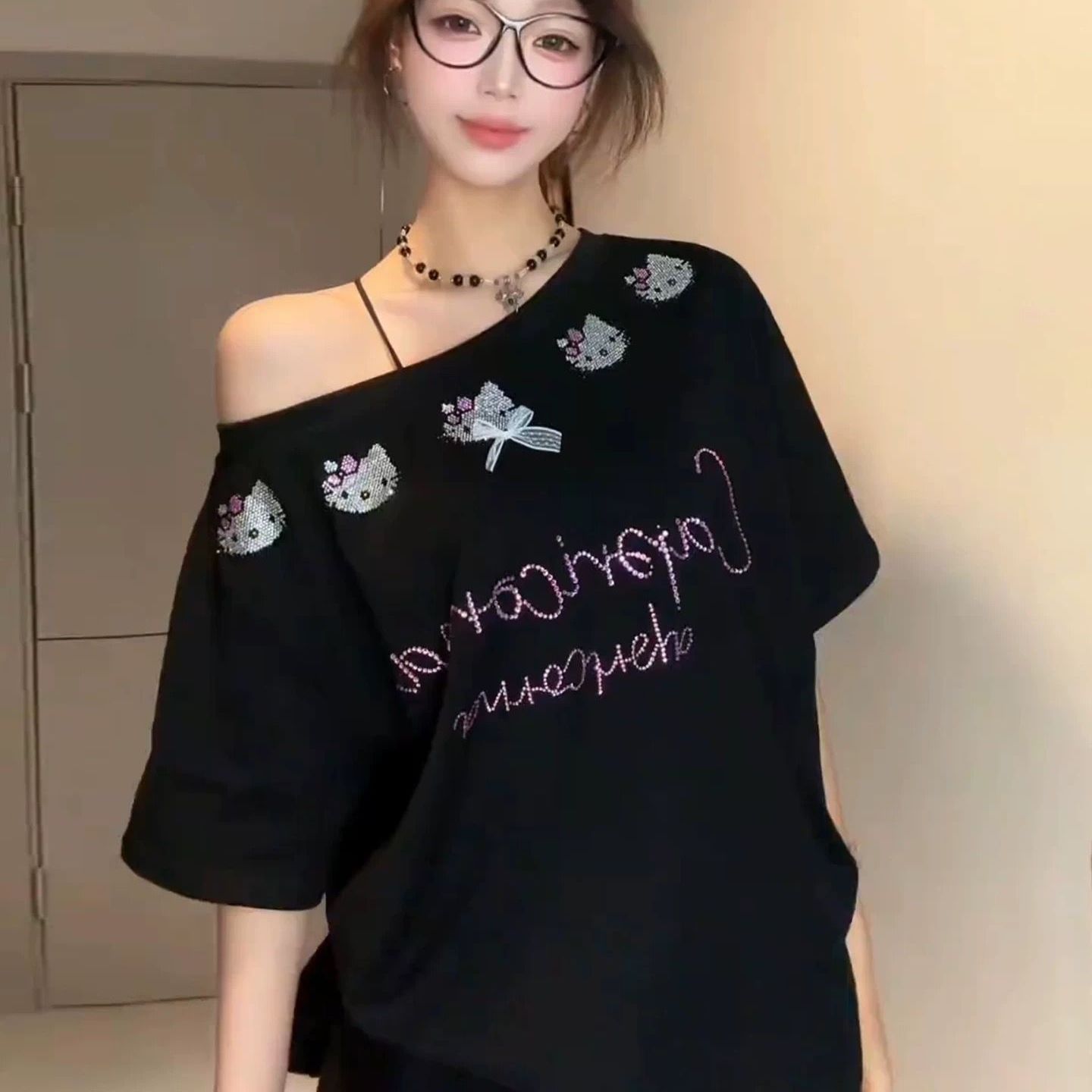 甜辣妹烫钻可爱Kitty猫斜肩短袖t恤女夏新款超火减龄卡通露肩上衣