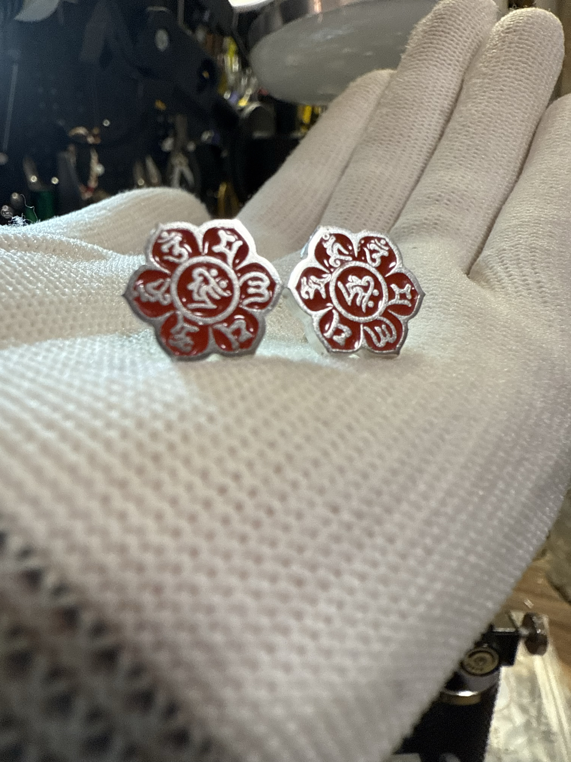 戴礼记999足银朱砂款藏文六字真言花型耳钉一对直径12.5mm左右