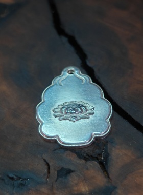999足银莲花莲座吊坠精修长 21mm 宽 17mm厚 2mm 左右 4.5g左右