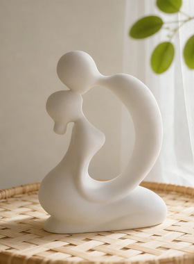 跨境心形设计简约艺术情侣拥抱摆件，适用于书架与书桌的家居装饰