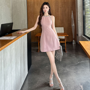 粉色连衣裙2026新款女夏季设计感小众温柔风气质名媛高级感礼服裙