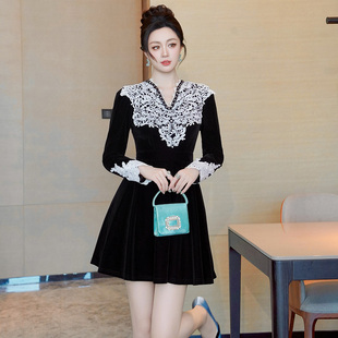 赫本风连衣裙女冬季2026新款气质黑色礼服设计感小众高端丝绒裙子