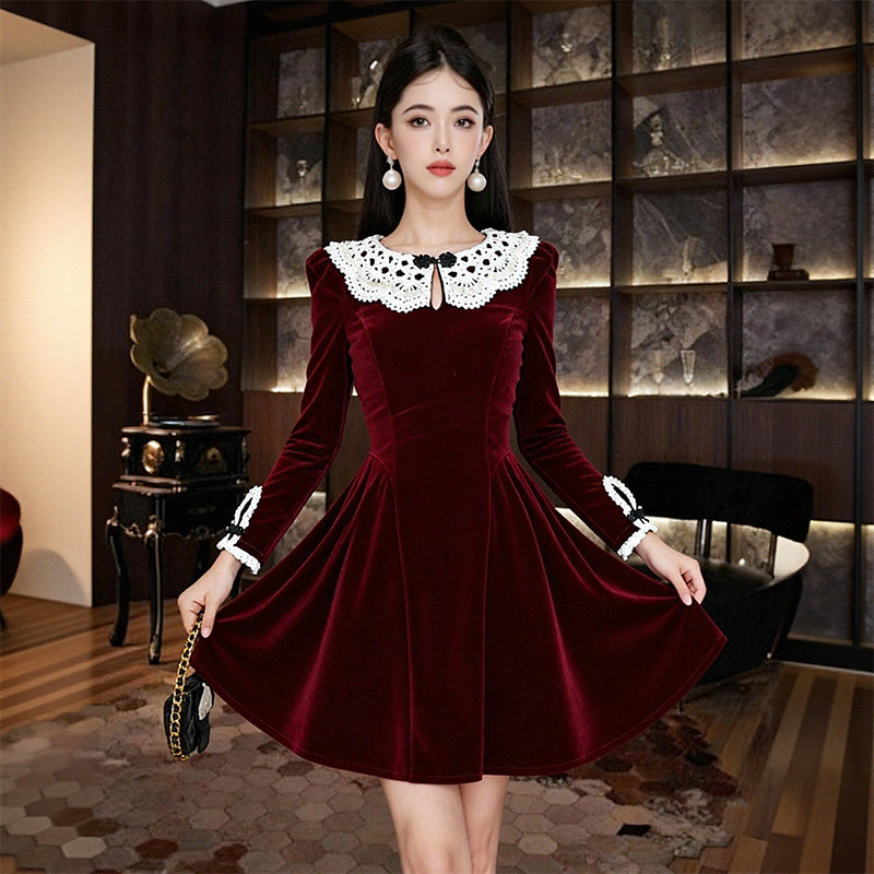 秋冬红色连衣裙冬配大衣气质丝绒