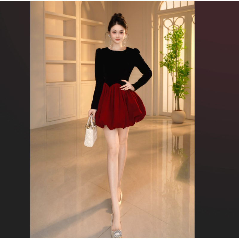红色裙子轻奢小众不撞款秋冬小个子时尚气质收腰显瘦短裙2025新款