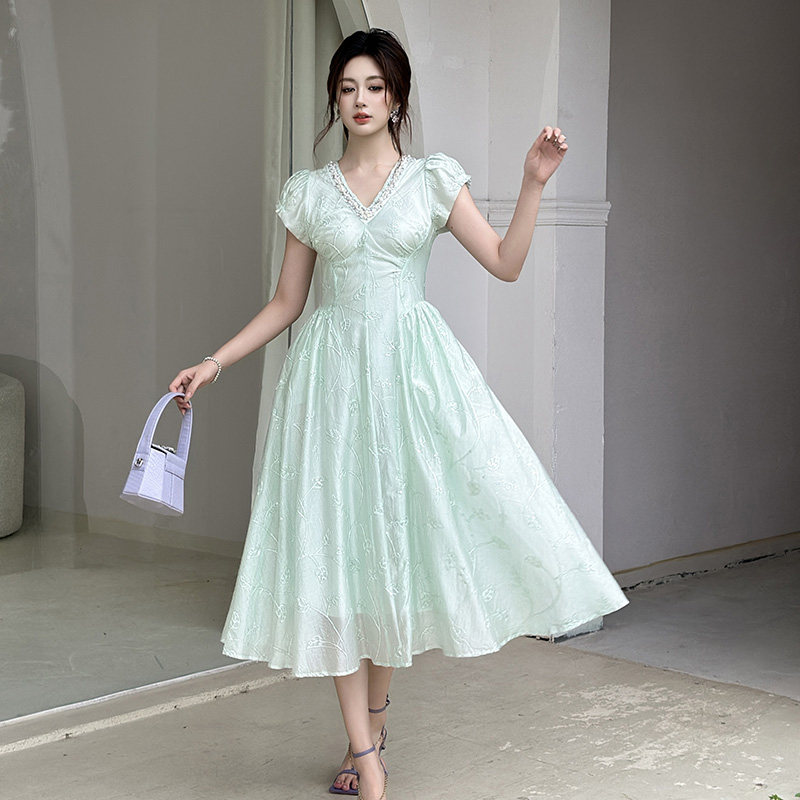 夏天巨好看的连衣裙女2026新款时尚轻奢气质简单大方的收腰大摆裙