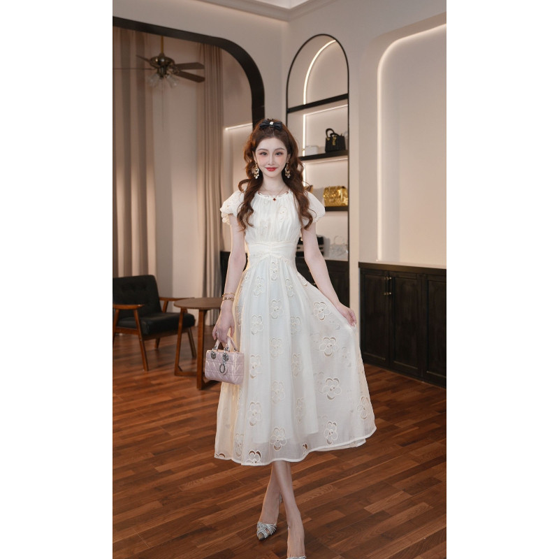 夏天巨好看的连衣裙女圆领泡泡袖轻奢气质高级感收腰长裙2026新款