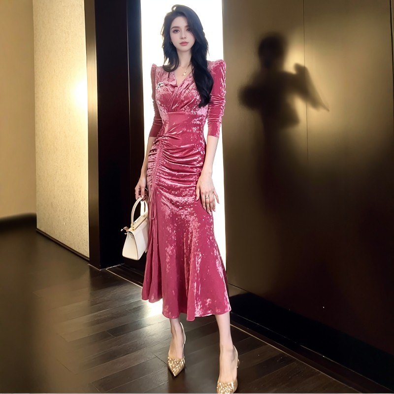 粉色连衣裙2026=新款女春季内搭丝绒气质高级感收腰鱼尾礼服裙子