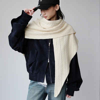 秋冬色花肌理针织披肩三角围巾护颈外搭配大衣随意感白色男1004r