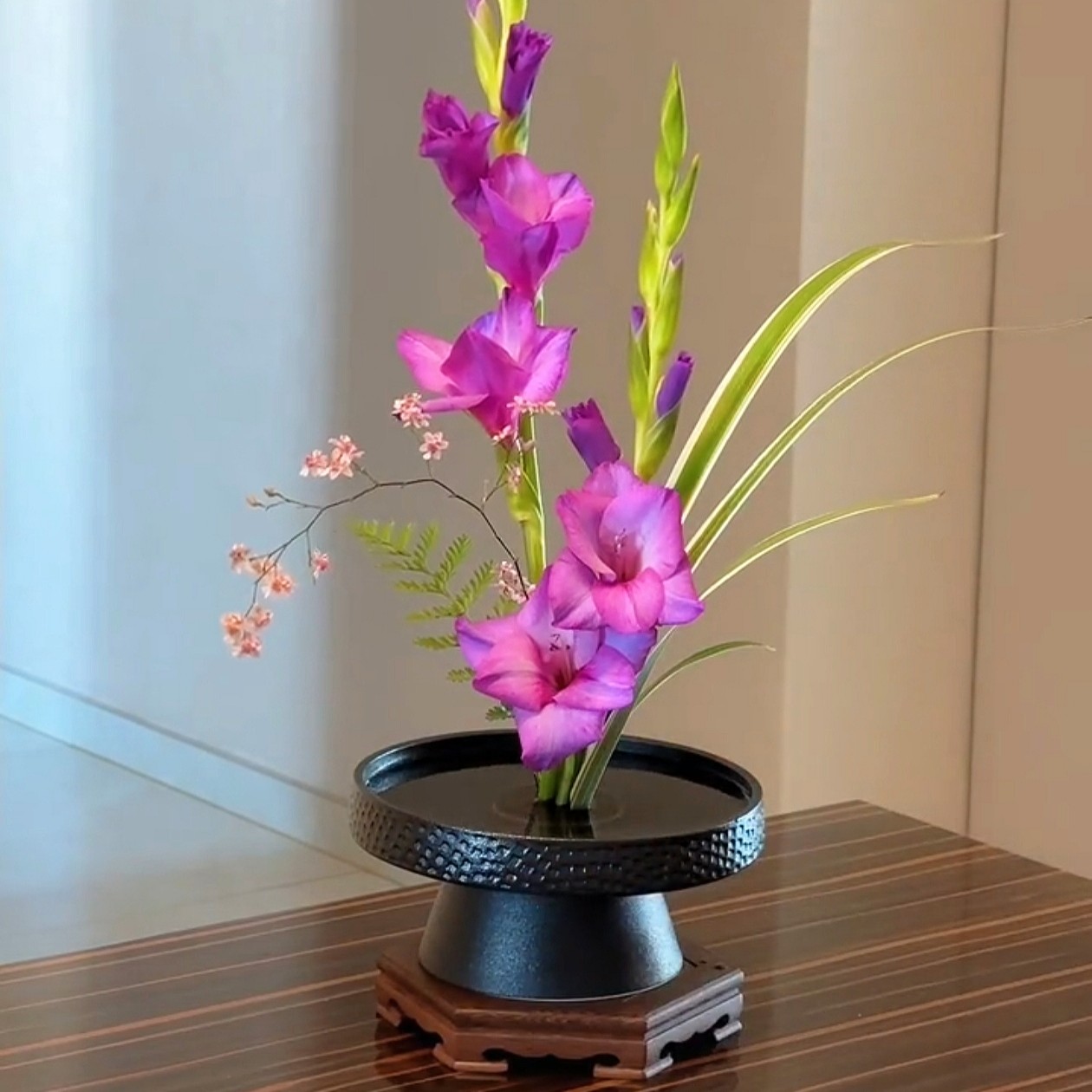 锤木纹理高脚盘插花器皿剑山插花器中式现代复古摆件陶瓷果盘花道
