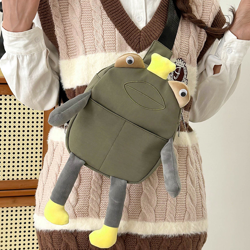 日系ins新款搞怪青蛙胸包女大学生背包初中生高中生小学生斜挎包