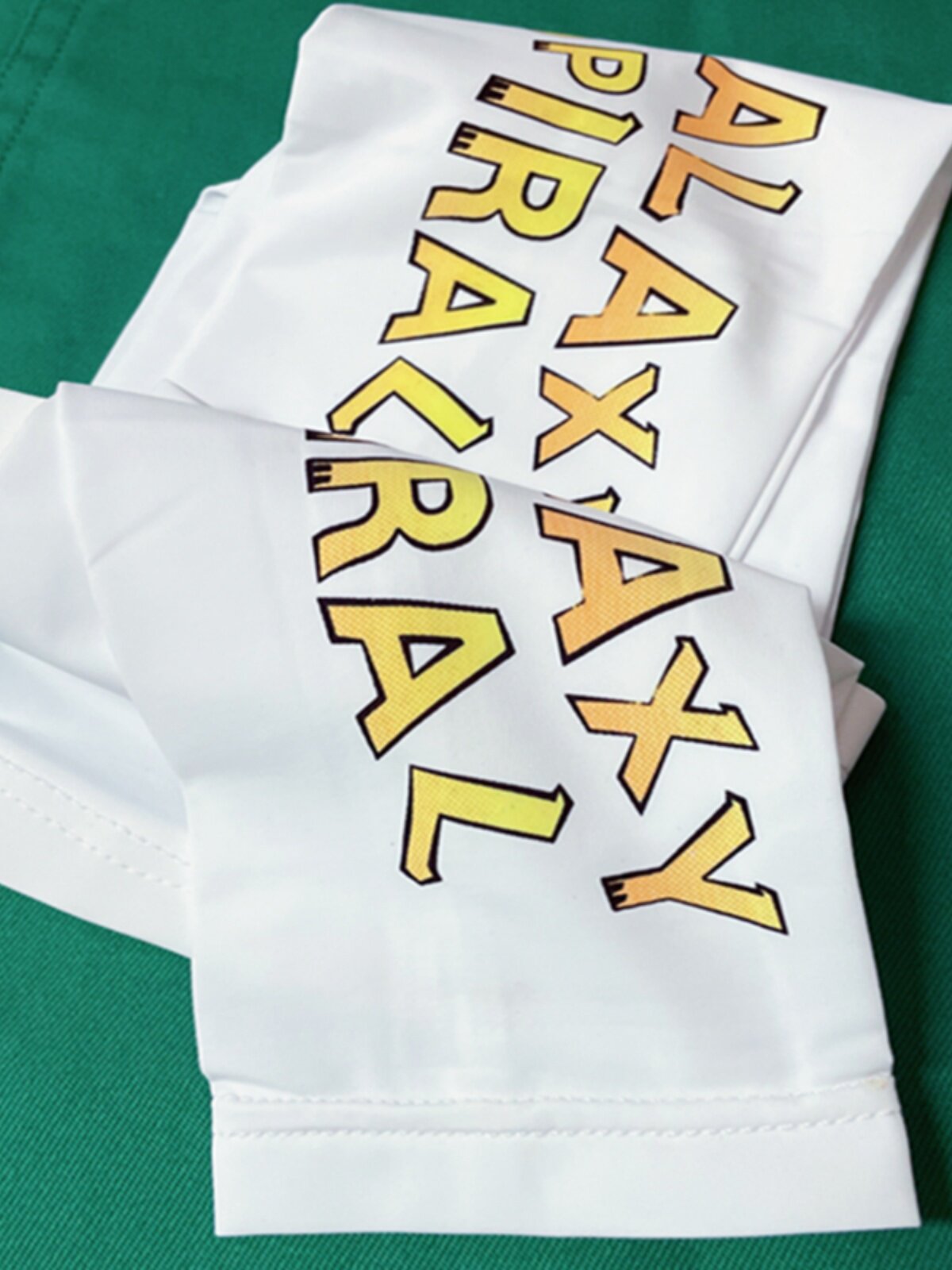 TEENAGERS ONE-SIZE-FITS-ALL WHITE ICE SILK SUNSCREEN SUNSHADE SLEEVES ARE SKIN-FRIENDLY AND BREATHABLE AND THE HAND SLEEVES ARE COMFORTABLE AND COOL NON-SLIP