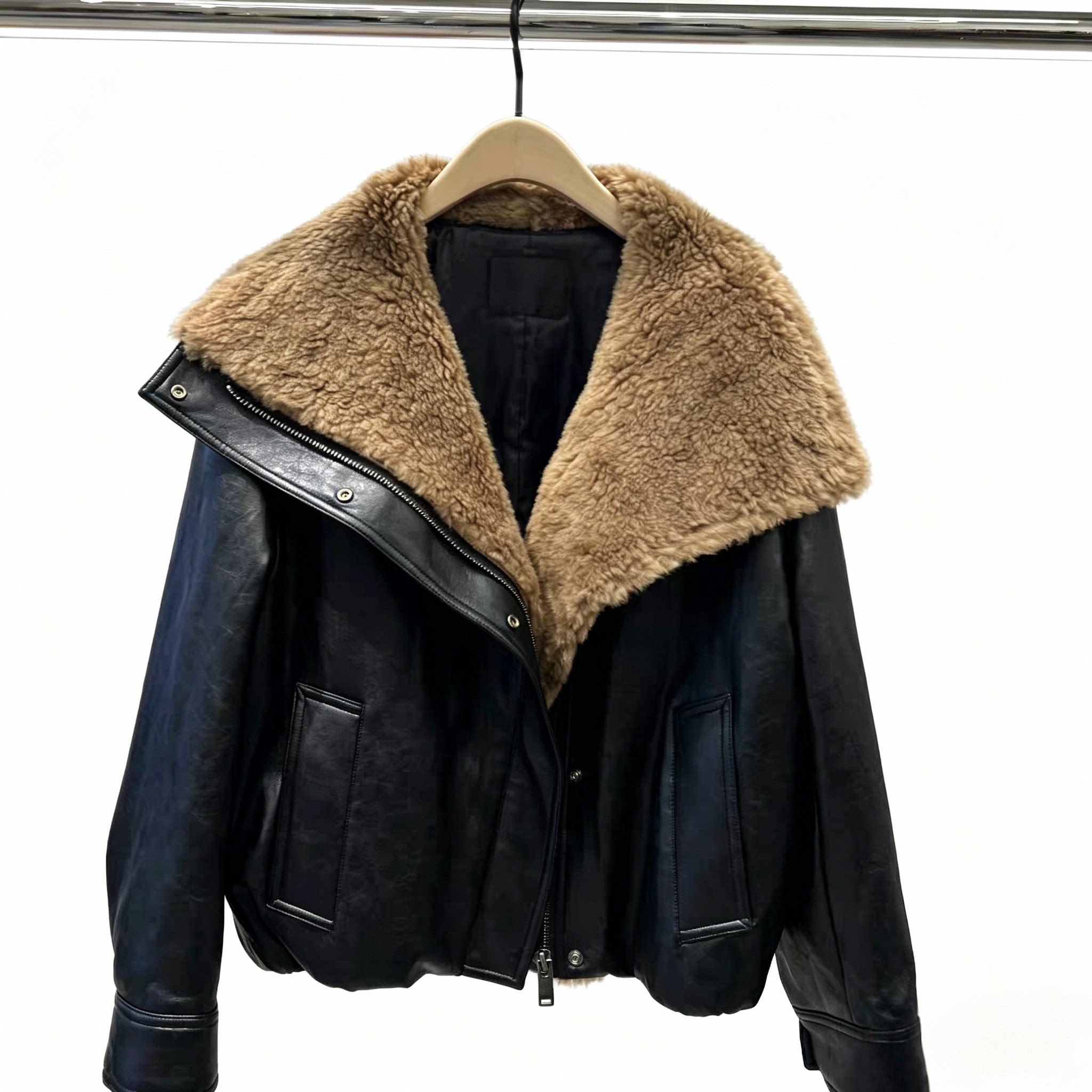 正品2025款90绒羊毛领素皮拼接羽绒服【轻暖漫游羽绒】MBE4EIN034