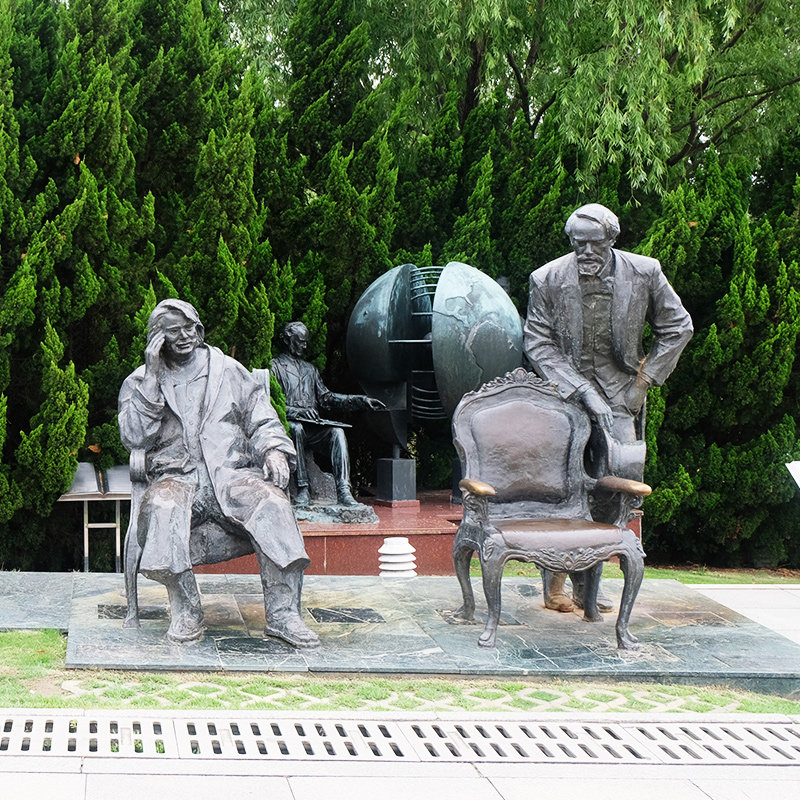 玻璃钢现代名人科学家雕塑定制铸铜教育主题人物牛顿聂耳校园摆件