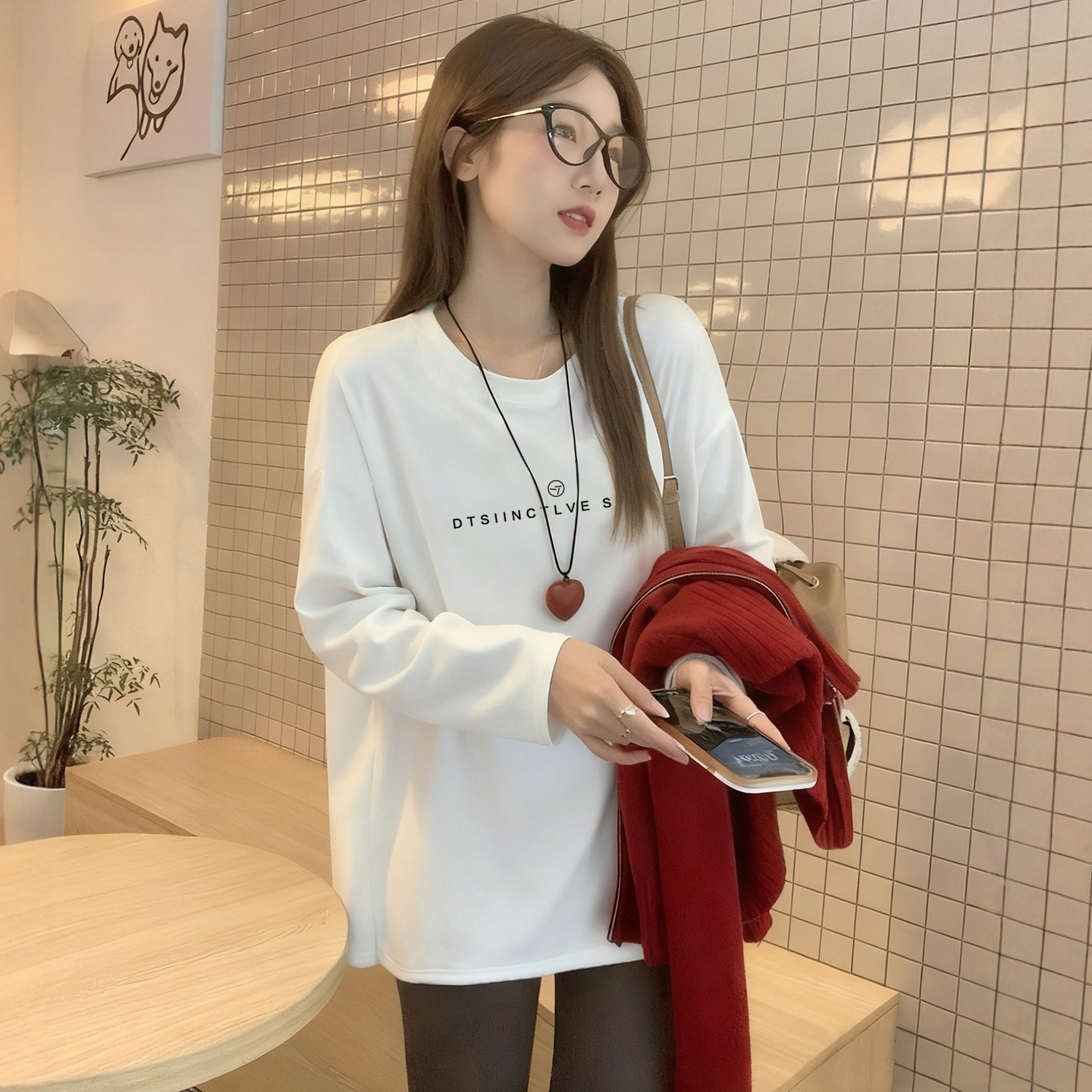 简约百搭字母长袖t恤女中长款遮屁股打底衫2025秋季新款宽松上衣