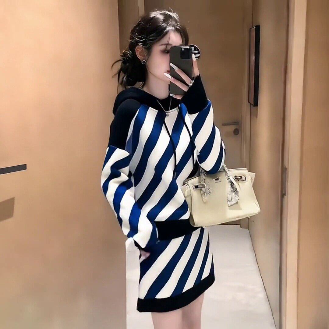 高级感运动套装女2026新款春秋气质减龄条纹连帽运动衫半身裙两件