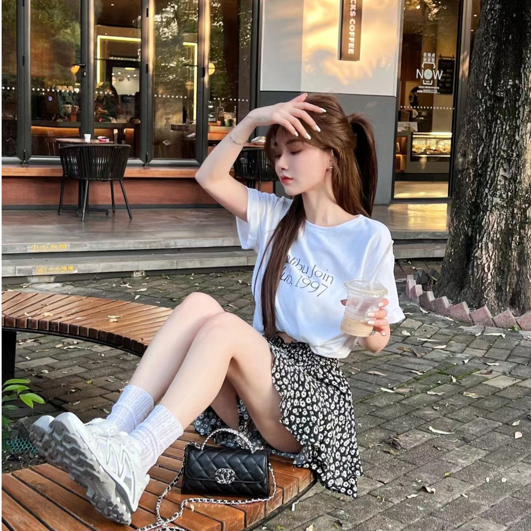卡卡女装官方旗舰正品多巴胺穿搭减龄t恤女字母印花圆领短袖上衣