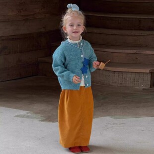 女童秋季套装2025新款浅蓝色针织毛衣开衫小女孩棕黄色直筒半身裙