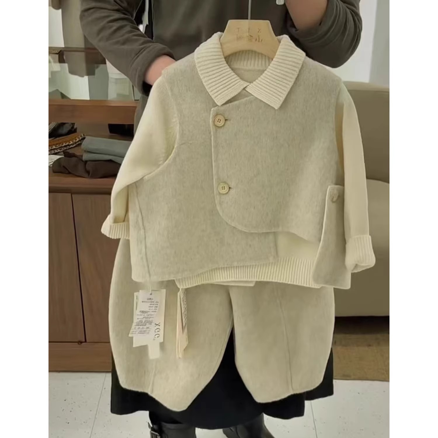 韩版男童冬季浅米色毛呢马甲套装