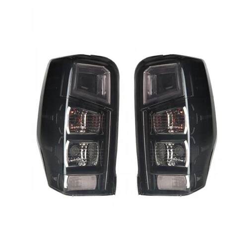 适用于2022款三菱L200Mitsubishi烟灰色尾灯后尾灯taillamp