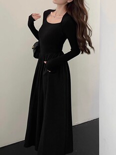 黑色方领长袖针织连衣裙女春秋设计感法式内搭收腰显瘦中长款裙子